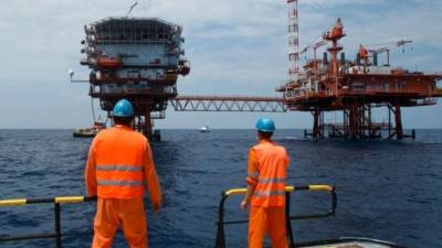 بالانفوجراف | بتكلفة "١.٢تريليون جنية" المشروعات المنفذة بقطاع البترول منذ ٢٠١٤ 