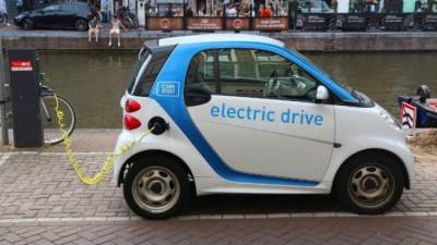 وفيق نصير يكشف أهم مزايا السيارات الكهربائية الجديدة .. «فيديو»