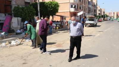 رئيس جهاز مدينة السادات يزيل إشغالات سوق المنطقة السكنية الرابعة