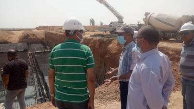 عمار مندور يتابع صب الخرسانة المسلحة بمحطة المياه الجديدة بمدينة بدر «صور»