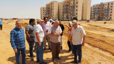 مسئولو "الإسكان" يتفقدون أعمال الطرق وتنسيق الموقع لعمارات "سكن لكل المصريين 