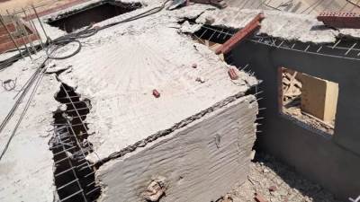 رئيس جهاز  مدينة "الشروق" : إزالة سقف خرسانى مخالف بدور سطح وإيقاف التعامل على كامل العقار