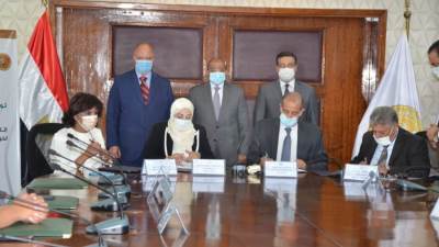 بنك التعمير والإسكان يوقع بروتوكولًا لتفعيل مبادرة "إتاحة أرصفة حي المعادي " لذوي الاحتياجات الخاصة