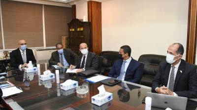 وزير الإسكان يتابع التصميمات المقترحة للواجهات بمشروع أبراج "الداون تاون" بالعلمين الجديدة