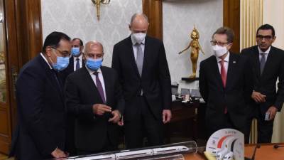 رئيس الوزراء يشهد  توقيع عقد الخط الأول للقطار الكهربائي السريع (العين السخنة - مطروح ) 