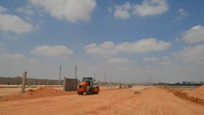 "الإسكان": جارٍ تنفيذ أعمال الطرق وموقف انتظار سيارات لمحطة القطار الكهربائى بمدينة العاشر من رمضان