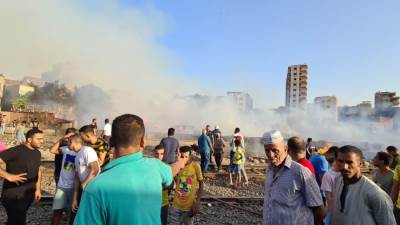 محافظ القاهرة يوجه بإزالة آثار حريق محلات بيع الأخشاب القديمة بحي الشرابية