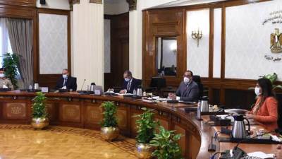 رئيس الوزراء يناقش ملف أبراج المحمول والسنترالات بالعاصمة الإدارية الجديدة