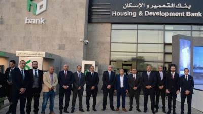 بنك التعمير والإسكان يسلم الفائز الأول في السحب على حسابات التوفير سيارة مرسيدس A180