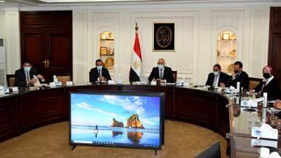 وزير الإسكان يبحث مخططات تنمية أراضى الساحل الشمالي الغربي