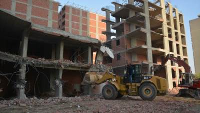 وزير الإسكان يصدر 20 قراراً إدارياً لإزالة التعديات ومخالفات البناء بالمدن الجديدة