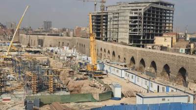 نائب وزير الإسكان للمشروعات القومية يتفقد مشروع تطوير "منطقة سور مجرى العيون" بمحافظة القاهرة