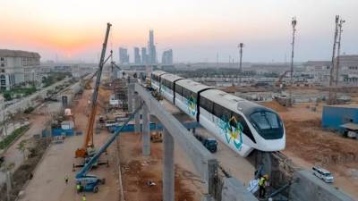 تثيبت أول قطار  مونوريل  شرق النيل  أمام فندق الماسة  بالعاصمة الإدارية