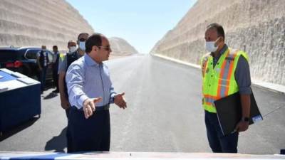 الرئيس عبد الفتاح السيسي يتفقد العمل بامتداد طريق وصلة ام القمر