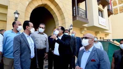 رئيس الوزراء يتفقد مشروع تطوير سور مجرى العيون والمنطقة المحيطة به  