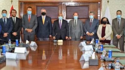 وزير التنمية المحلية يشهد توقيع عقد استشاري مع المجموعة الاستشارية RAW GROUP