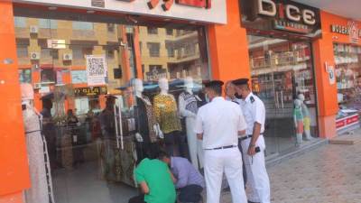 غلق وتشميع محال تجارية مخالفة بحملة جديدة بمدينة السادات