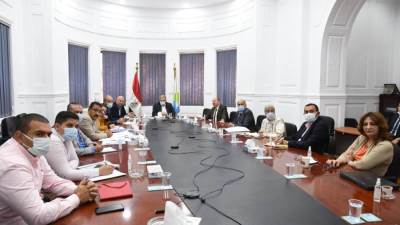 اجتماعا تنسيقيا مع شركتى المياه والصرف بالاسكندرية لاستعراض الخطط المستقبلية