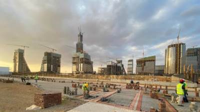 وزير الإسكان يشدد على الالتزام بمواعيد تنفيذ منطقة الأعمال المركزية و كابيتال بارك