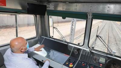 بالصور..الوزير يتفقد احد قطارات LRT ويعلن وصول 6 قطارات من إجمالي 22 قطارا للمشروع 
