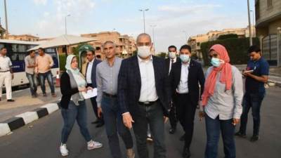 وزير الإسكان يقوم بجولة موسعة مساء اليوم لتفقد سير العمل بمشروعات الطرق والمحاور الجارى تنفيذها بمدينة القاهرة الجديدة