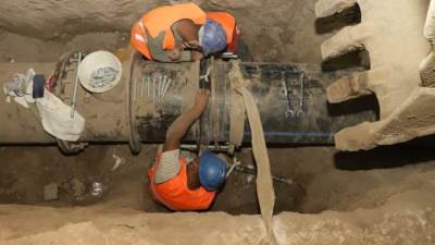 مياه أسيوط تواصل ربط خطي مياه 630 مم GRP بمركز أبنوب وأعمال الربط على وشك الإنتهاء 