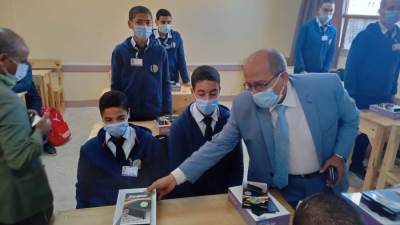 مياه الاسكندرية: توزيع أجهزة تابلت على طلاب المدرسة الفنية 