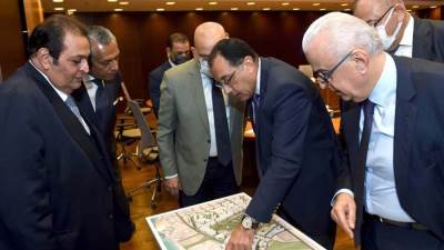 رئيس الوزراء يستعرض مقترحا لأحد المشروعات الاستثمارية الكبرى بمدينة العلمين الجديدة