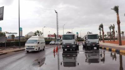 مياه البحر الأحمر تسحب تجمعات الأمطار وتواصل اعلان حالة الطوارئ