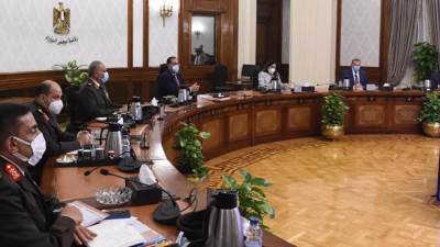 الحكومة: تحويل الأتوبيسات والسيارات في شرم الشيخ والغردقة للعمل بالغاز الطبيعي والكهرباء