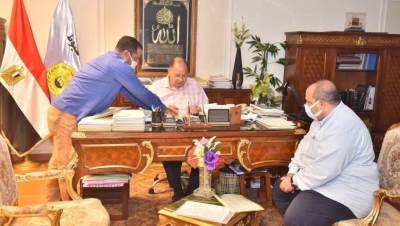 محافظ أسيوط يعتمد عقود تقنين وضع اليد على أراضي أملاك الدولة