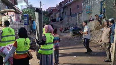 قوافل صندوق تحيا مصر توزع مواد الإعاشة والأمتعة بالقرى المتضررة من السيول في أسوان  