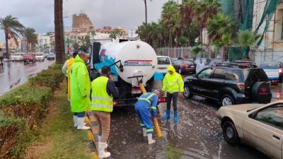 شركة مياه الإسكندرية تواصل سحب مياه الأمطار من الشوارع