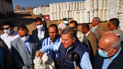 وزير قطاع الأعمال العام يتابع التشغيل التجريبي لمحلج الزقازيق المطور