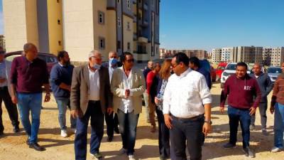 مسئولو الإسكان يتابعون سير العمل بمواقع وحدات مبادرة سكن لكل المصريين بحدائق أكتوبر
