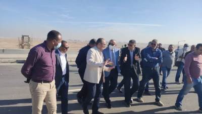 بالصور || مسئولو "الإسكان" يتفقدون أعمال تطوير طريق الواحات تقاطع 8  بمدينة 6 أكتوبر