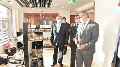 وزير الطيران يفتتح فرع الأسواق الحرة الجديد لمصر للطيران بالممشي السياحي بالغردقة