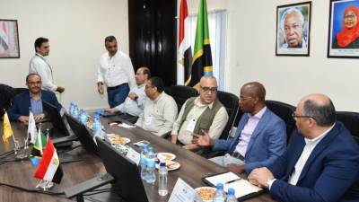 وزير الإسكان:الرئيس السيسي يولي أهمية خاصة لمشروع السد التنزاني 