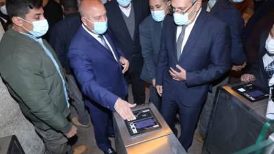 خلال تفقده محطة الجيزة للسكك الحديدية .. وزير النقل يعلن الانتهاء من  تركيب بوابات الدخول والخروج 