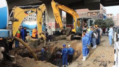 مياه الشرقية: متابعة إصلاح  خط طرد صرف صحي بمدينة الزقازيق