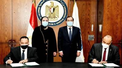 توقيع عقدين لتمويل مشروعات تحويل السيارات للعمل بالغاز الطبيعي