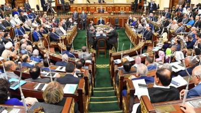 عاجل.. البرلمان يفرض رسم 100 جنيه على المسافرين للخارج ..و 5% ضريبة على المشروبات الغازية