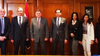 لتصنيع الخامات الدوائية.. وزير قطاع الأعمال العام يشهد توقيع مذكرة تفاهم بين القابضة للأدوية وشركتين  هندية ومصرية