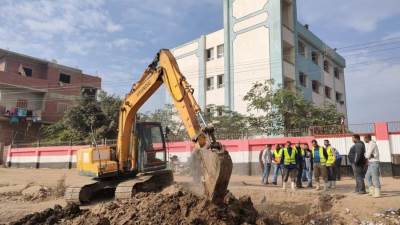 بالصور || متابعة إصلاح خط طرد محطة رفع صرف صحي منشأه العباسة بالشرقية