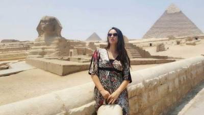 ضبط خيال لظهوره بمقطع فيديو يسب آخر أثناء قيام سائحة بتصوير نفسها بالأهرامات