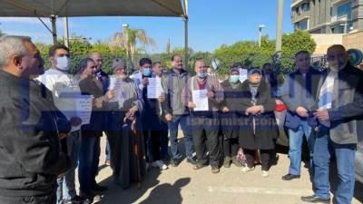 عاجل .. تجمع ملاك أرض الرابية وجمعية السلام بمدينة الشروق أمام مقر هيئة المجتمعات العمرانية «صور»