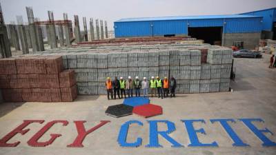 بدء توريد المنتجات الأسمنتية المتطورة للمشروعات القومية بحلايب وشلاتين