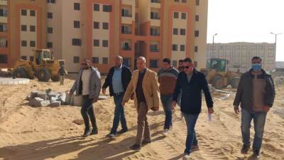 رئيس «العاشر من رمضان» يتفقد الإنشاءات بمشروع «سكن كل المصريين»