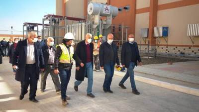 قيادات «الإسكان» تتفقد مشروعات الطرق والكهرباء بـ«العاشر من رمضان»