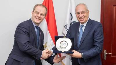 السفير البريطاني يُشيد بالمشروعات العملاقة خلال زيارته للمنطقة الاقتصادية بـ«قناة السويس» 